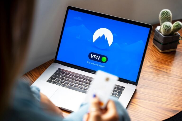 Waarom een VPN op laptop voor senioren onmisbaar is